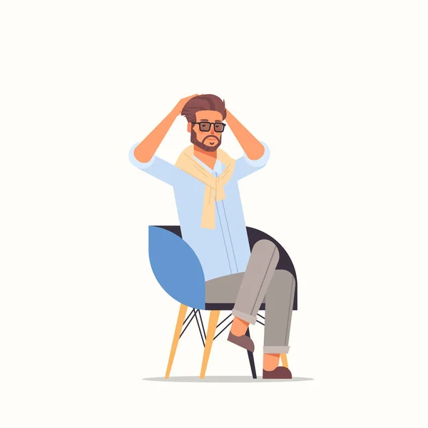 Homme d'affaires fatigué tenant la main sur la tête homme d'affaires se sentant la douleur de stress assis sur un fauteuil — Image vectorielle