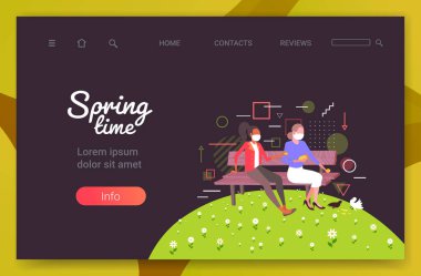 Koronavirüs salgınını önlemek için parktaki güvercin sürüsünü besleyen kızlar tıbbi maske takıyor.