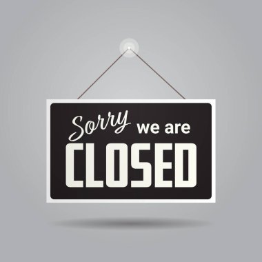 Kapalı tabela dükkan ya da restoranın önünde asılı.