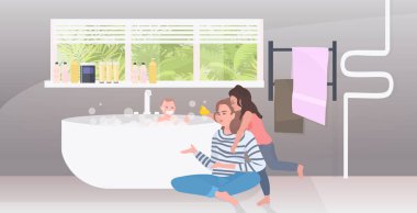 Anne ile kızı banyo yapıyor küçük oğlu mutlu aile birlikte zaman geçiriyor saflık ve hijyen kavramı