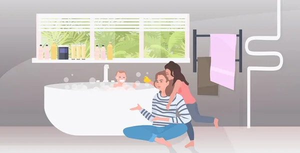 Madre con hija bañándose pequeño hijo feliz familia pasar tiempo juntos pureza e higiene concepto — Vector de stock