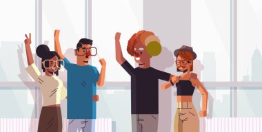 Komik gözlükler takan yarış arkadaşları ve palyaço şapkası bayramı kutlaması konsepti modern ofis portresi.