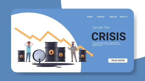 Mix race uomini d'affari frustrati circa il petrolio versato dalle botti verso il basso grafico freccia calo dei prezzi diminuzione dei costi del petrolio concetto di crisi orizzontale spazio copia tutta la lunghezza — Vettoriale Stock