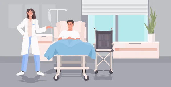 病院病棟医務室のベッドに横になって病気の患者を訪ねる女性医師ヘルスケアコンセプト全長水平 — ストックベクタ