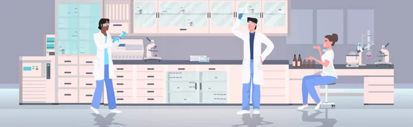 医療研究室で働く試験管を持つ科学者は白衣のレース研究者を混ぜ合わせる化学実験を行う現代的な研究室の内部の水平方向の完全な長さ — ストックベクタ