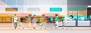 Koronavirüs salgınını önlemek için market maskeli müşteriler mesafesini koruyorlar.