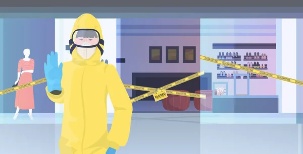 Vrouw in hazmat pak tonen stop gebaar winkelcentrum met gele tape coronavirus pandemie quarantaine — Stockvector