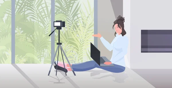 Mujer bloguera grabación video blog durante coronavirus cuarentena en vivo streaming blogging concepto — Vector de stock