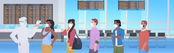 Especialista em terno hazmat verificar a temperatura dos passageiros no aeroporto terminal coronavirus pandemia — Vetor de Stock
