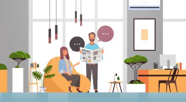 Gazete okuyan erkek kadın, haberleri tartışırken baloncuk iletişim kitle iletişim kavramı hakkında konuşuyor.