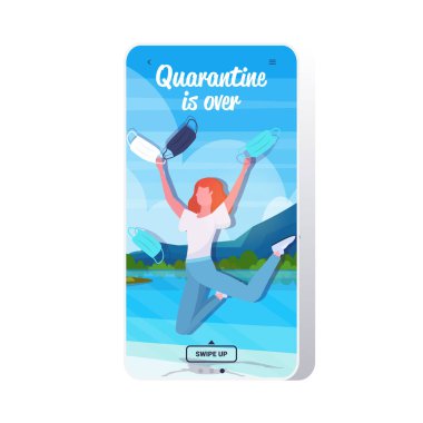 Tıbbi maskeler atan bir kız covid-19 koronavirüs karantinasının zaferini kutluyor.