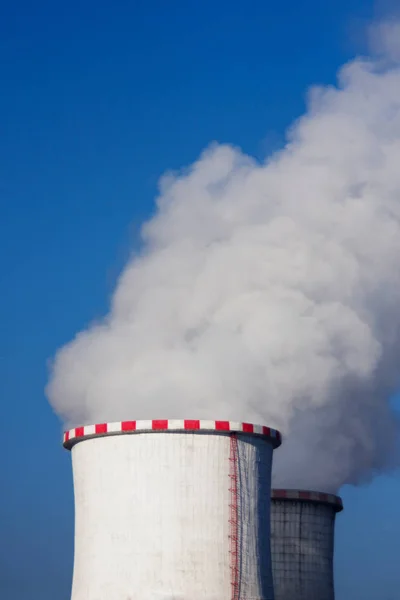 発電所の大きな煙突から白い厚い蒸気 — ストック写真