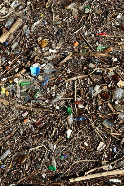 Eine riesige Schuttdeponie, die die Wasseroberfläche verschmutzt — Stockfoto