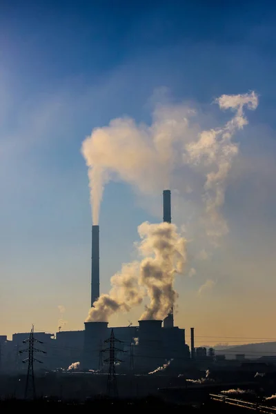 Dikke rook luchtverontreiniging door emissies van hoge en lage ovens Stockafbeelding