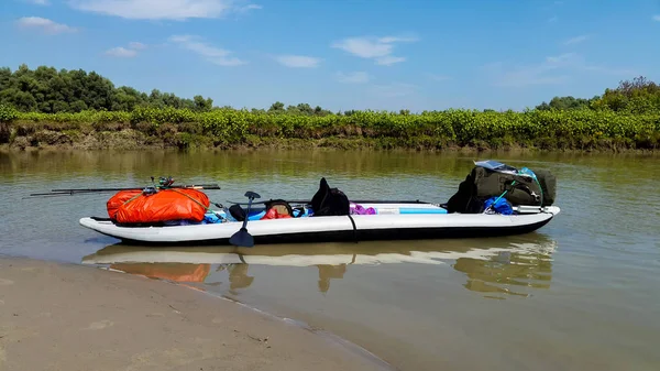 Touring equipped kayak ashore — Stock Photo, Image