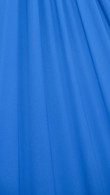 Dalgalar mavi kumaş üzerinde