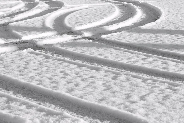 Pistes dans la neige. Texture contrastée élevée . — Photo