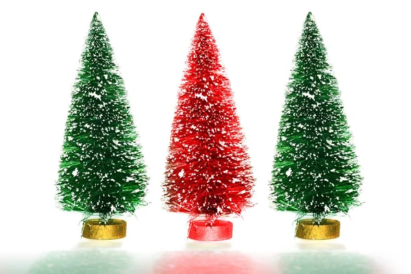 Üç Noel ağaçları izole. İki yeşil ve bir kırmızı.