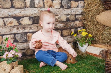 Canlı bir kahverengi tavşan ile kız bebek