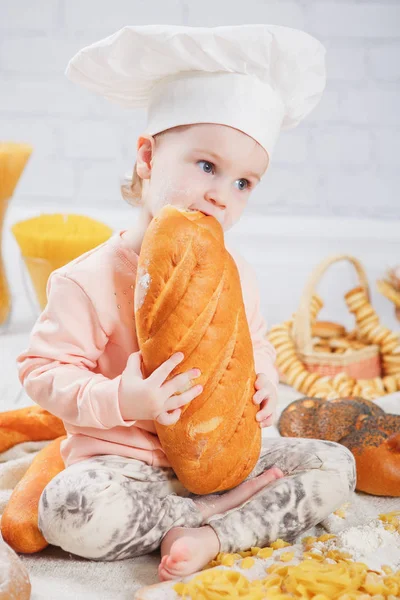 Menina bebê com comida — Fotografia de Stock