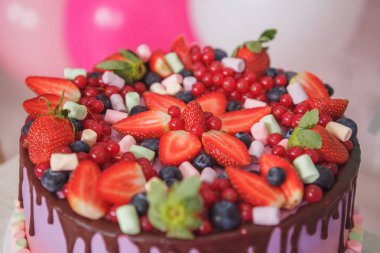 Meyve pasta doğum günü. Parti dekorasyon