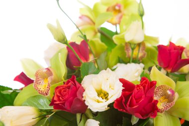 Buket çiçek izole beyaz arka plan üzerinde