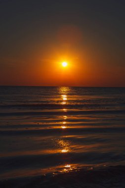 Denizde gün batımı.