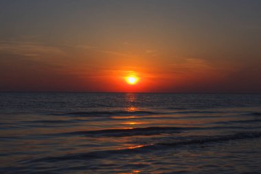 Denizde gün batımı.