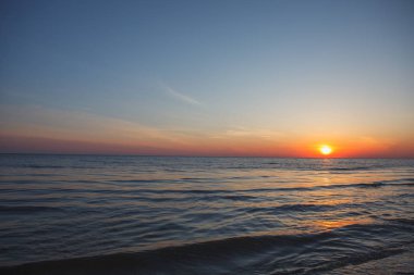 Denizde gün batımı.