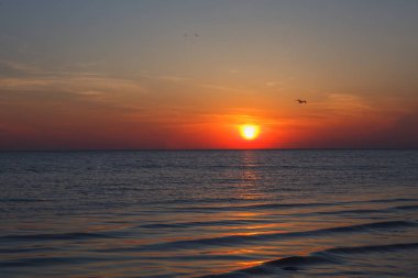 Denizde gün batımı.