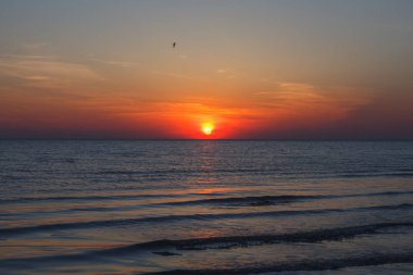 Denizde gün batımı.