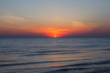 Denizde gün batımı.