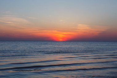 Deniz günbatımı. gökyüzü