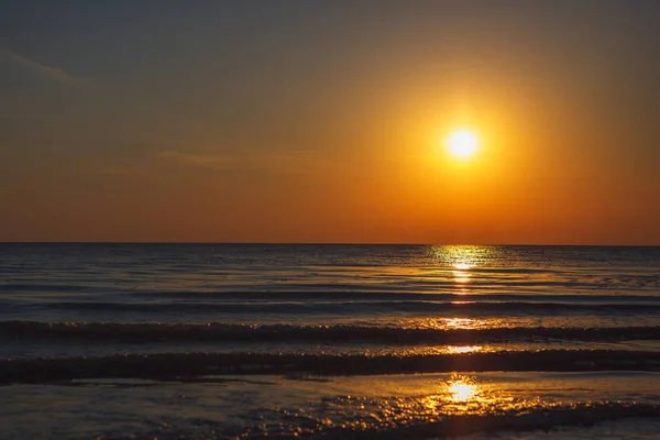 Puesta de sol en el mar. —  Fotos de Stock
