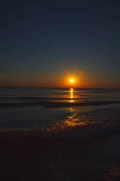 Tramonto sul mare.Natura — Foto Stock