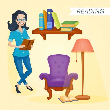 Gülümseyen akıllı kadın kitap okuyor