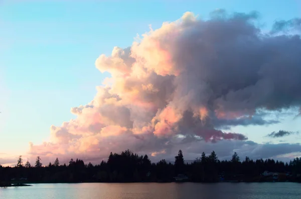 Nuvens coloridas ao pôr do sol — Fotografia de Stock