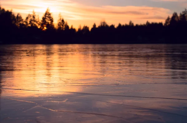 Fagyasztott téli tó naplementekor — Stock Fotó