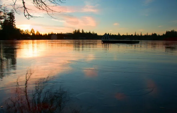 Bevroren Winter meer bij zonsondergang — Stockfoto