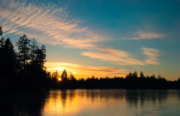 Bevroren Winter meer bij zonsondergang — Stockfoto