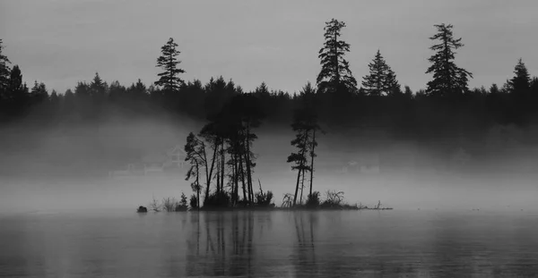 Eiland in de mist — Stockfoto