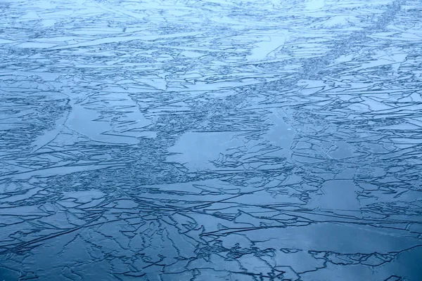 Расколотый лед на озере — стоковое фото