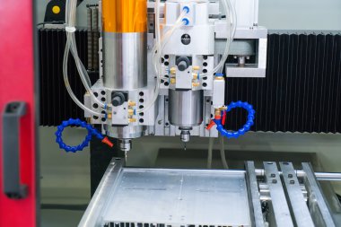 Mobil endüstriyel üretim fabrikasında robot matkap aracı