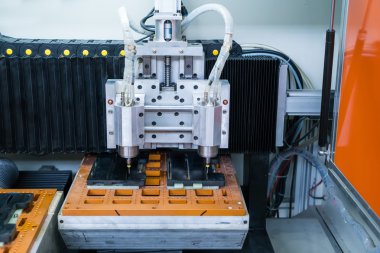 Mobil endüstriyel üretim fabrikasında robot matkap aracı