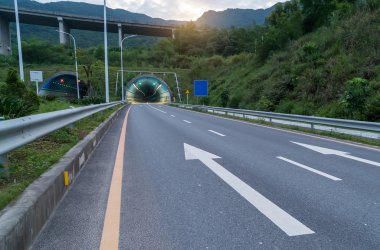 Tünele giden otoyol