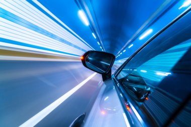 Hızlı araba tünelde gidiyor..