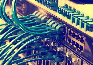 Ağ kabloları ve hub closeup fiber optik arka plan