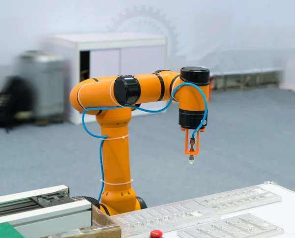 Robot taladro máquina herramienta en móvil industrial factor de fabricación — Foto de Stock