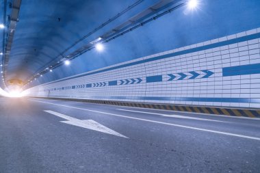 Şehir otoyolu tünelinde soyut hız hareketi, bulanık hareket.