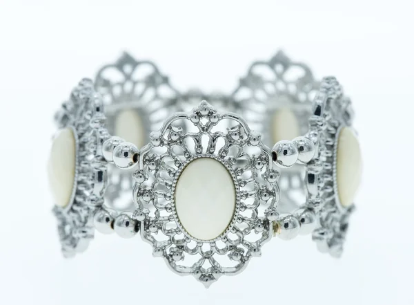 Bracciale con pietre bianche isolate su bianco — Foto Stock